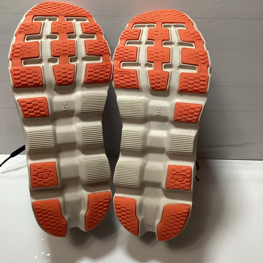 On Running Cloudstratus 3 shoes in undyed-white and sand. Women’s size 6 - Picture 10 of 11